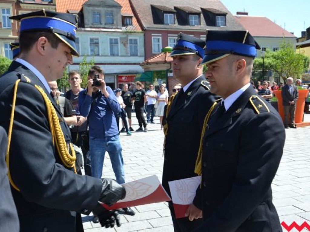 Podwójna uroczystość strażaków na wrzesińskim rynku