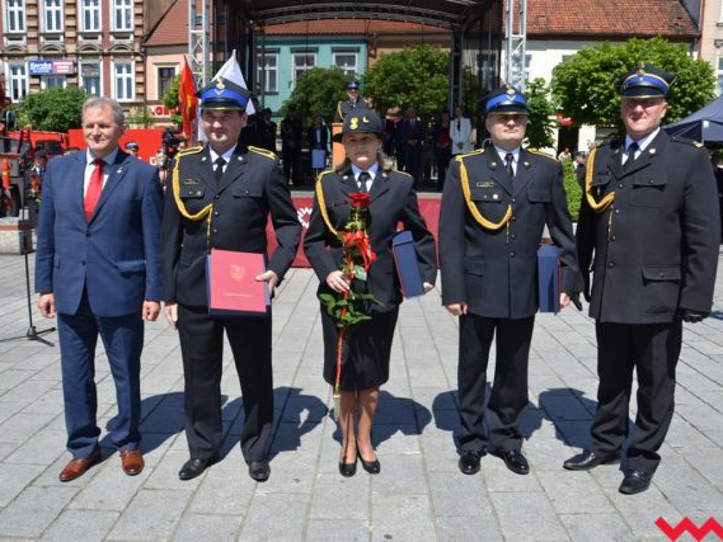 Podwójna uroczystość strażaków na wrzesińskim rynku