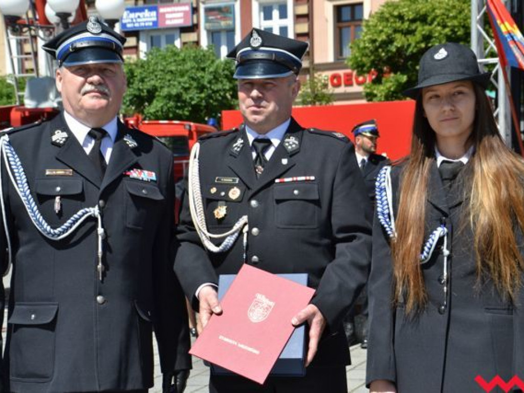 Podwójna uroczystość strażaków na wrzesińskim rynku