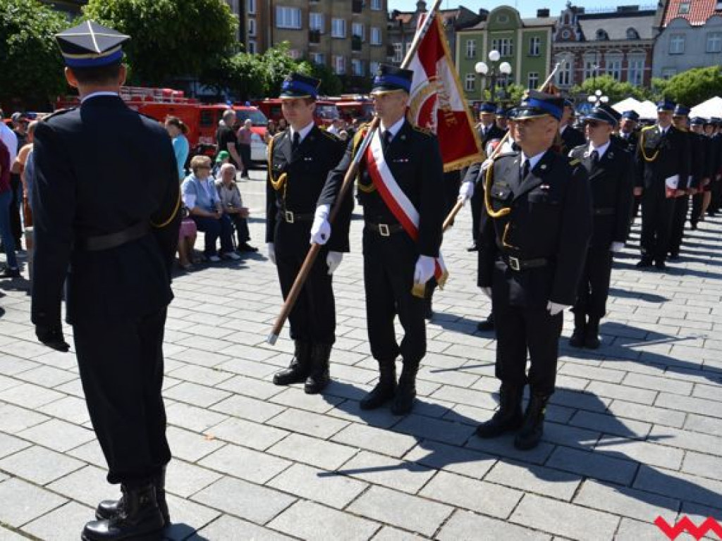 Podwójna uroczystość strażaków na wrzesińskim rynku