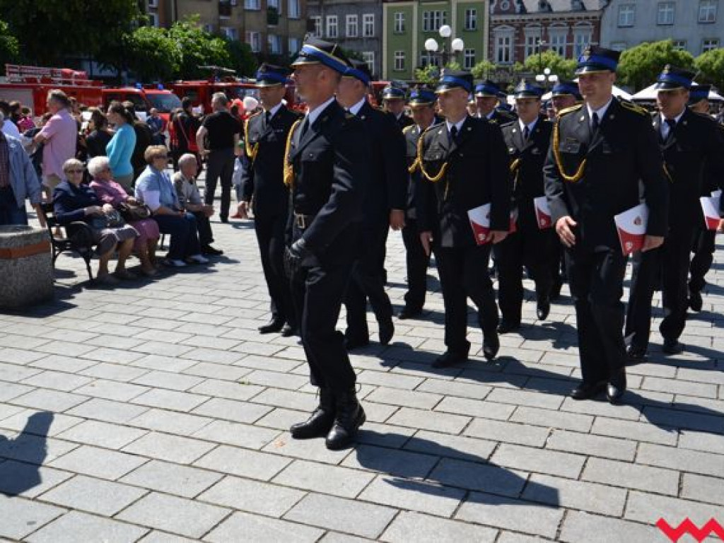 Podwójna uroczystość strażaków na wrzesińskim rynku