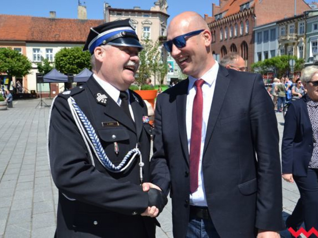 Podwójna uroczystość strażaków na wrzesińskim rynku