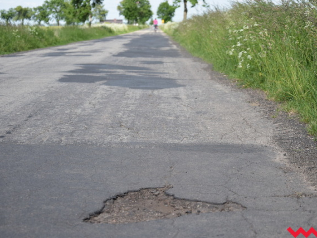 „Dziury takie, że to się w pale nie mieści” Radni koalicji o stanie dróg powiatowych.