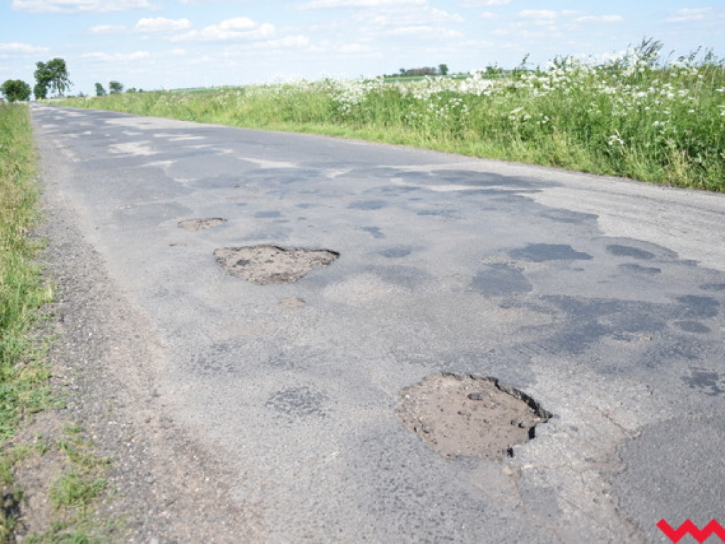 „Dziury takie, że to się w pale nie mieści” Radni koalicji o stanie dróg powiatowych.