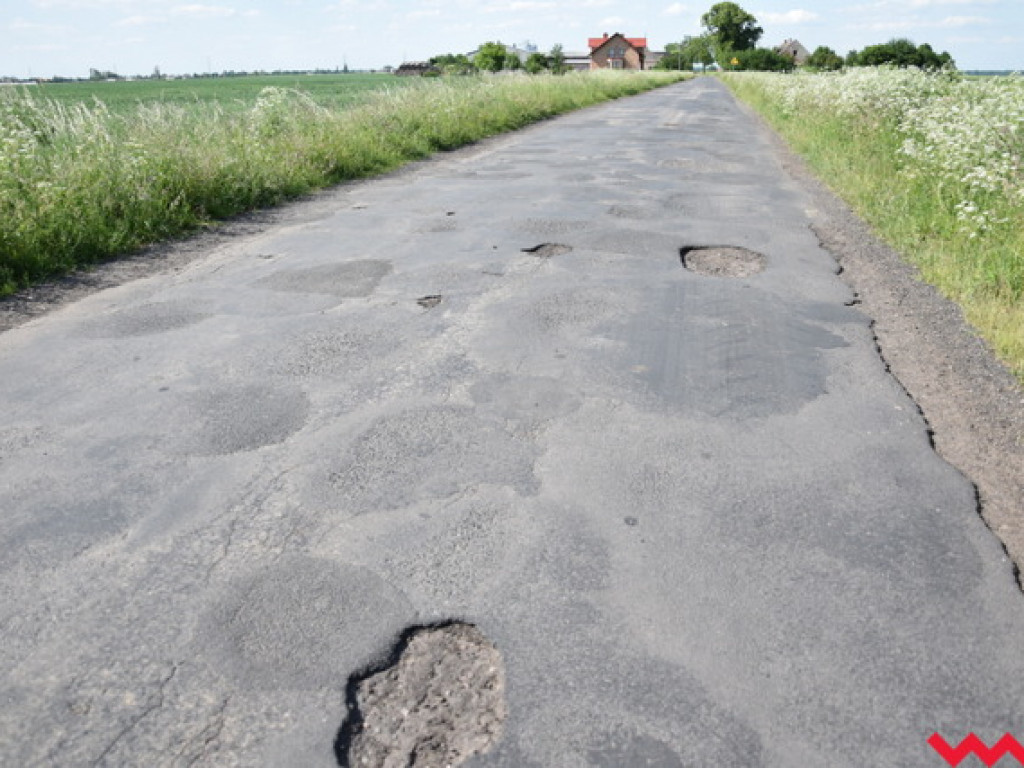 „Dziury takie, że to się w pale nie mieści” Radni koalicji o stanie dróg powiatowych.