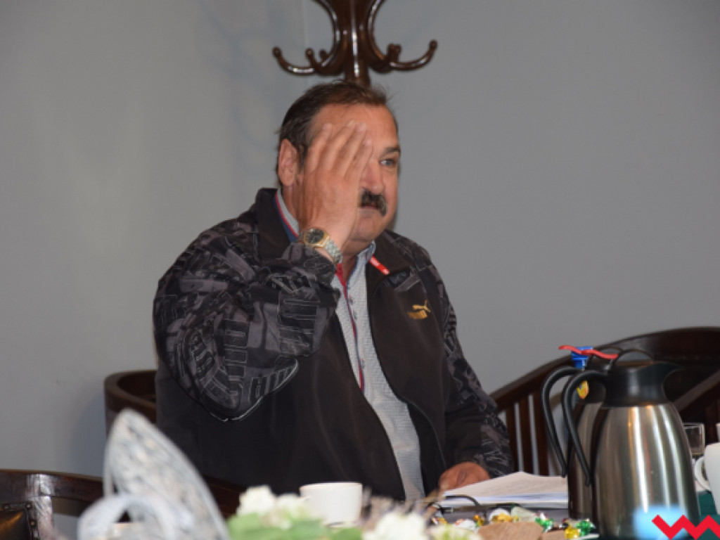 „Dziury takie, że to się w pale nie mieści” Radni koalicji o stanie dróg powiatowych.