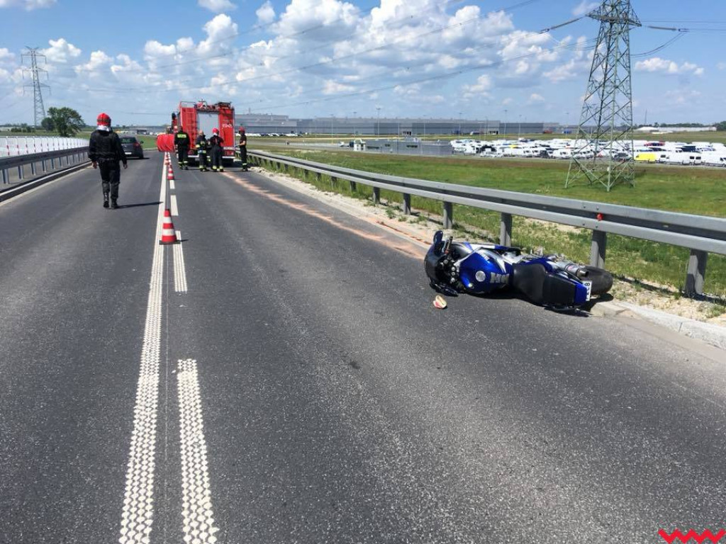 Tragiczny upadek motocyklisty w Obłaczkowie.  22-latek nie żyje.