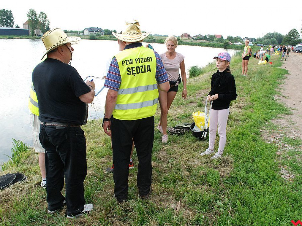 Dzieci łowiły i bawiły się nad Zbiornikiem Szybskim