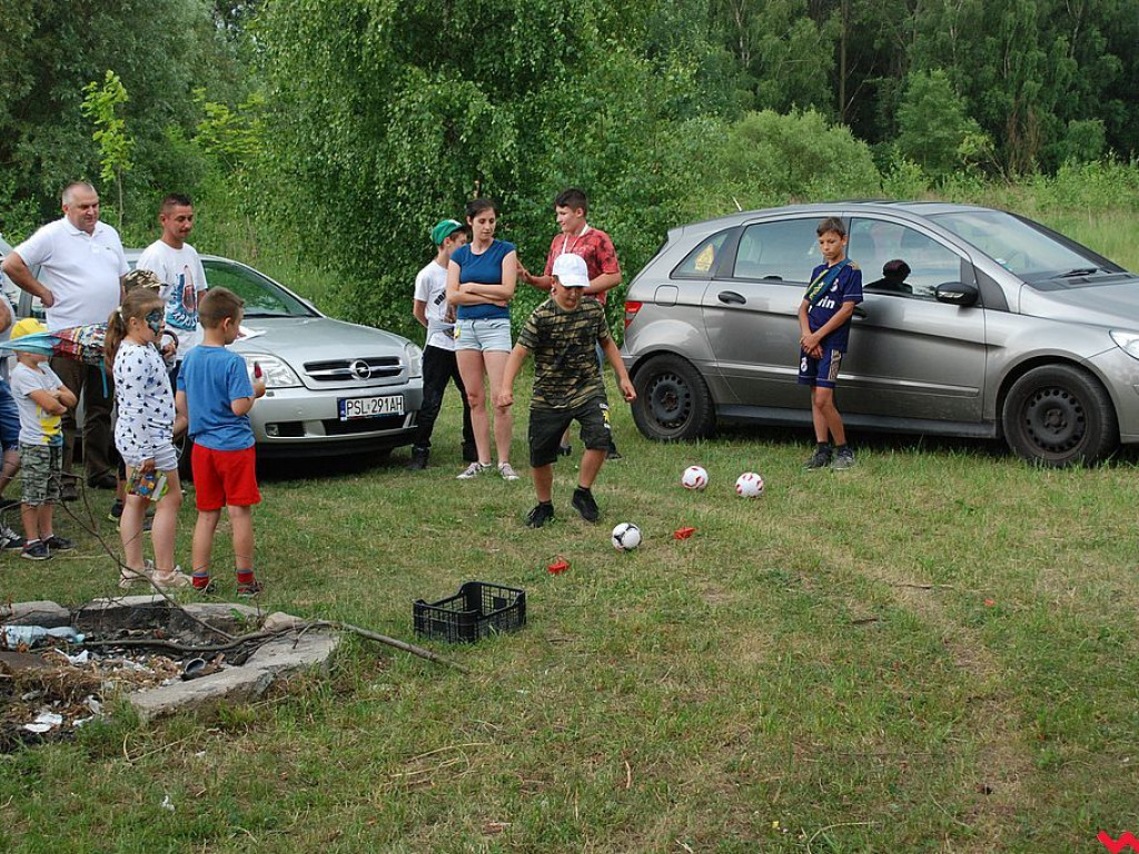 Dzieci łowiły i bawiły się nad Zbiornikiem Szybskim