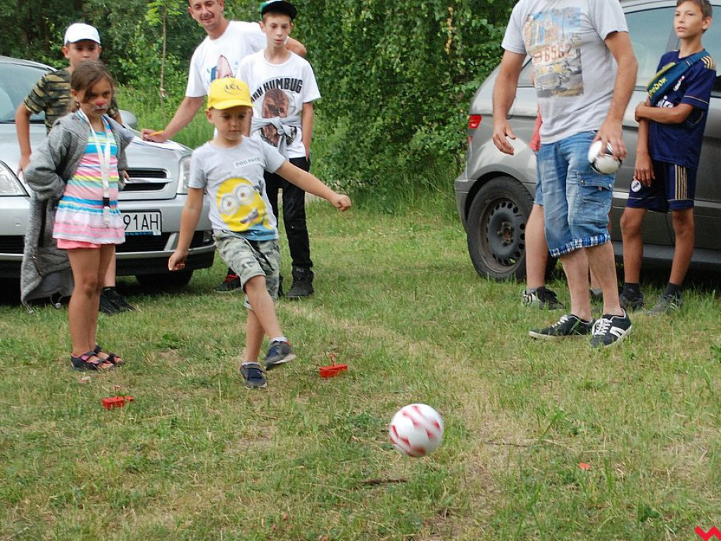 Dzieci łowiły i bawiły się nad Zbiornikiem Szybskim