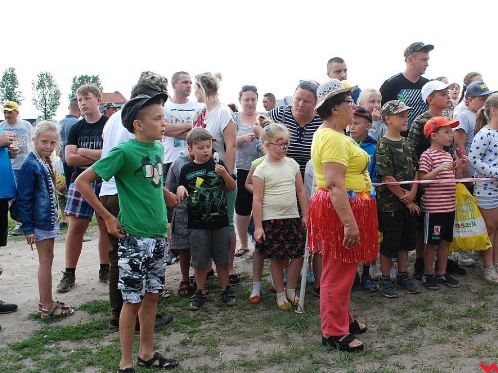 Dzieci łowiły i bawiły się nad Zbiornikiem Szybskim