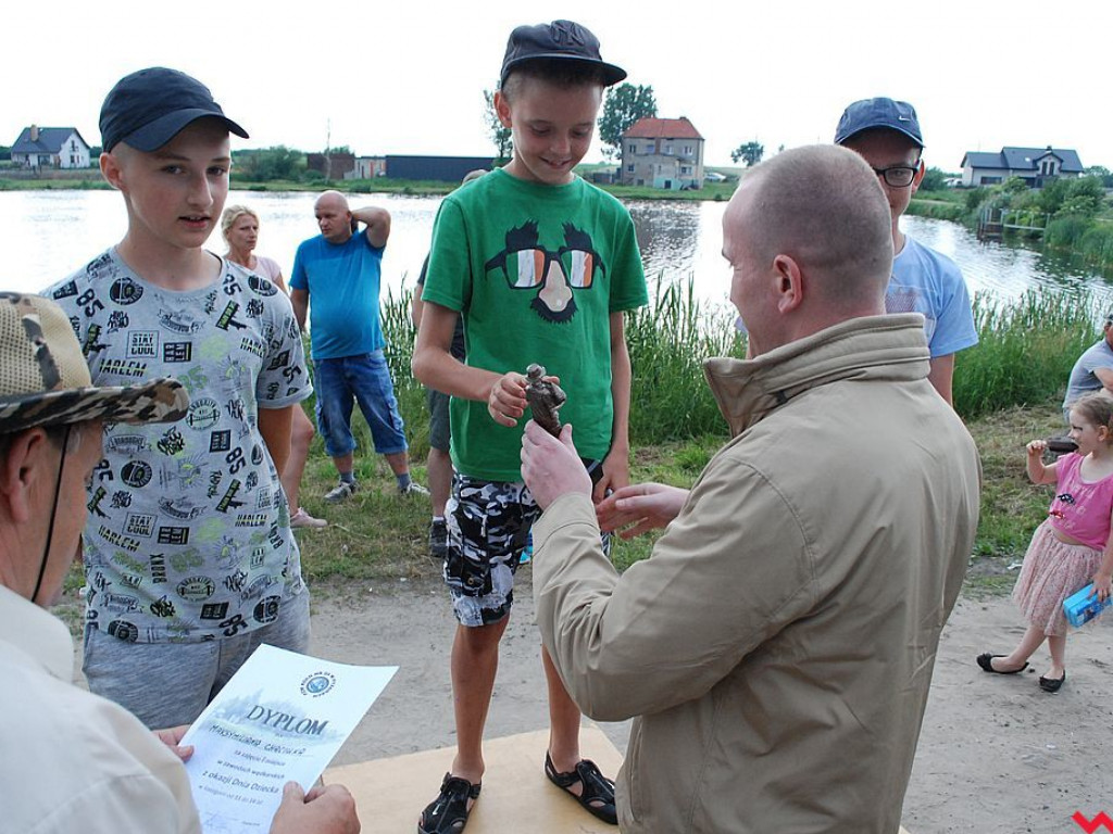 Dzieci łowiły i bawiły się nad Zbiornikiem Szybskim