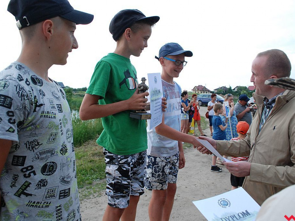Dzieci łowiły i bawiły się nad Zbiornikiem Szybskim