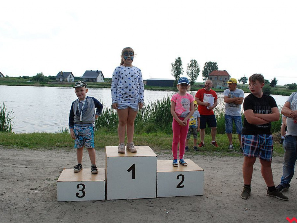 Dzieci łowiły i bawiły się nad Zbiornikiem Szybskim