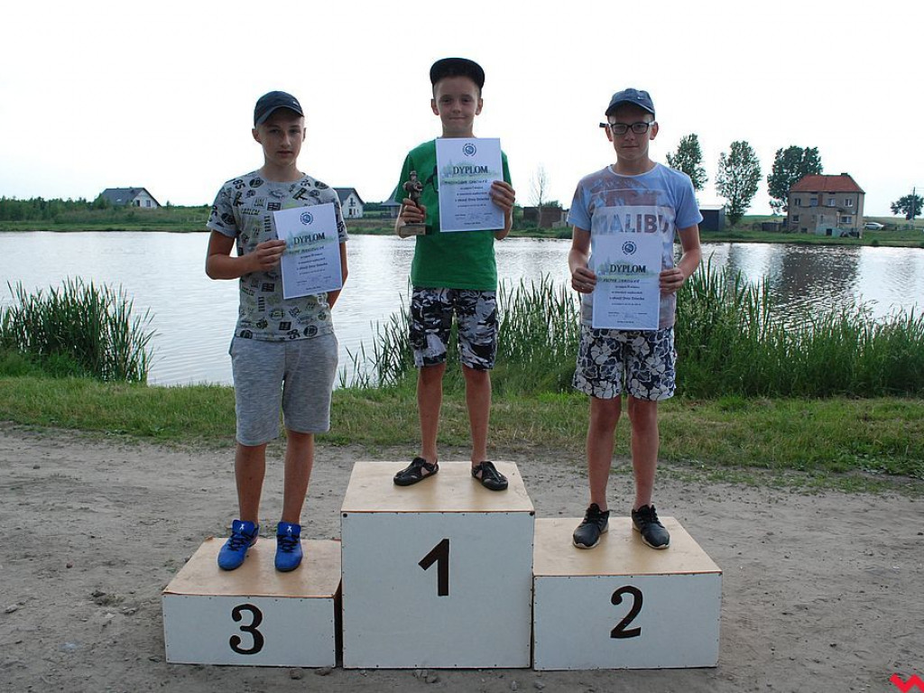 Dzieci łowiły i bawiły się nad Zbiornikiem Szybskim