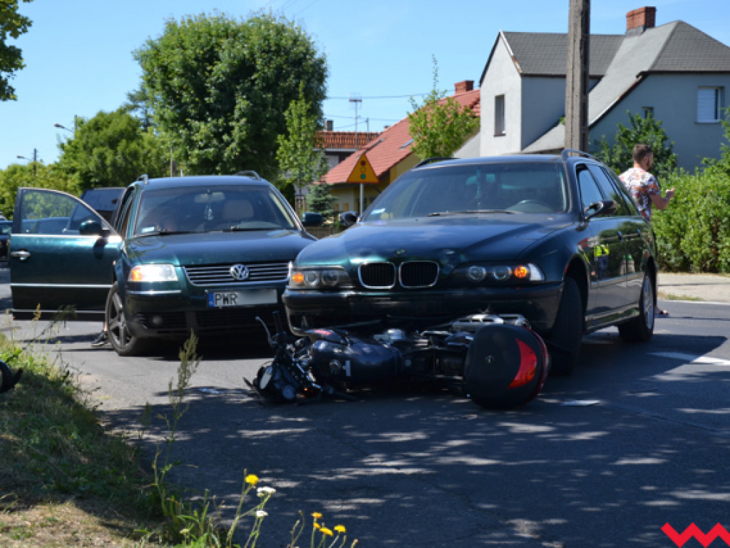 Zderzenie motocykla i osobówki na ul. Paderewskiego we Wrześni