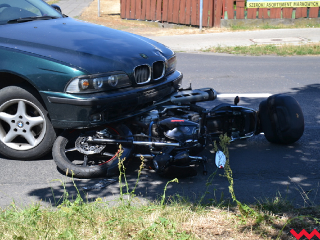Zderzenie motocykla i osobówki na ul. Paderewskiego we Wrześni