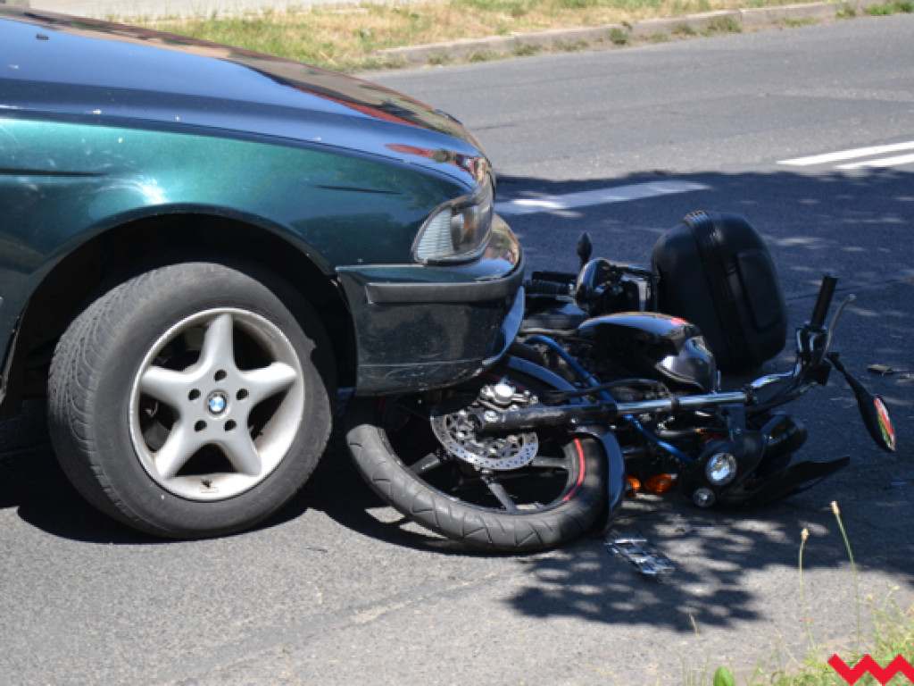 Zderzenie motocykla i osobówki na ul. Paderewskiego we Wrześni