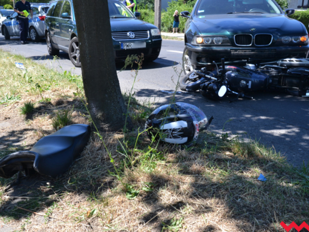Zderzenie motocykla i osobówki na ul. Paderewskiego we Wrześni