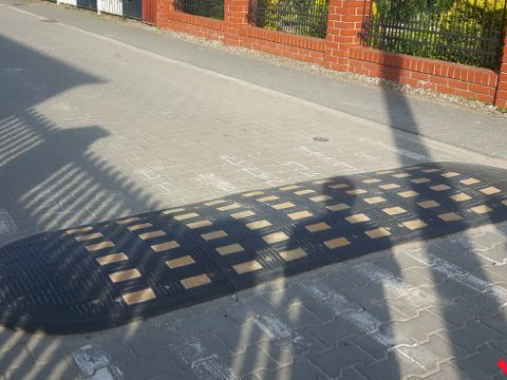 Kierowcy szaleją na nowych drogach. Czy powinny pojawić się na nich progi zwalniające? Zagłosuj!