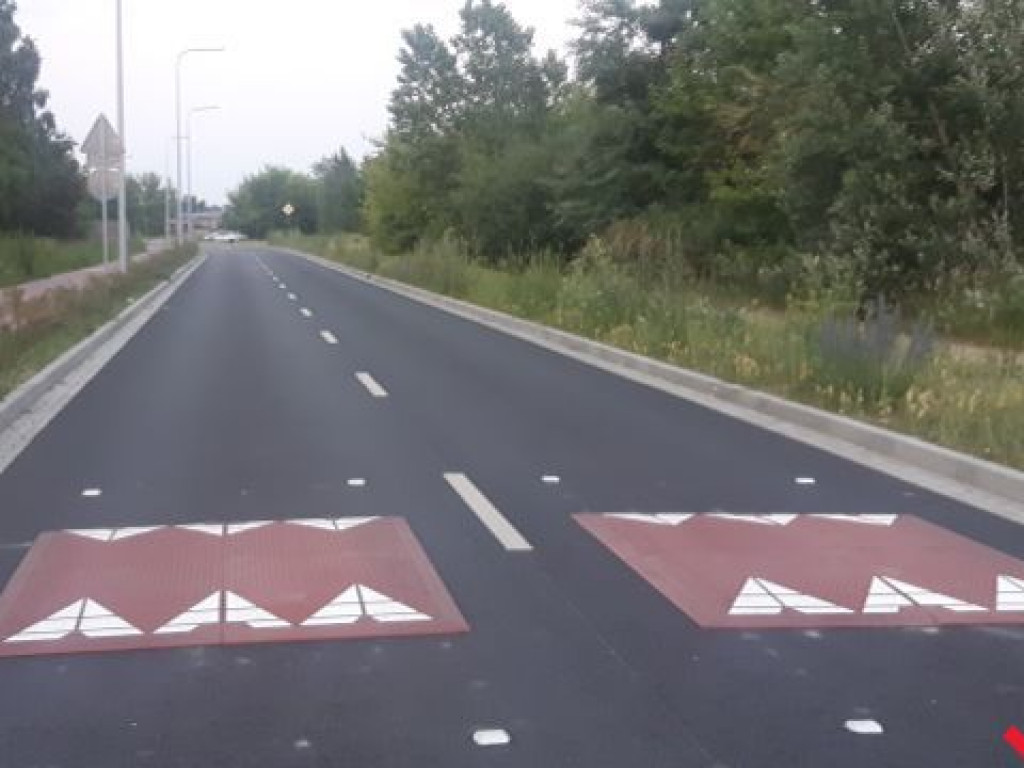 Kierowcy szaleją na nowych drogach. Czy powinny pojawić się na nich progi zwalniające? Zagłosuj!