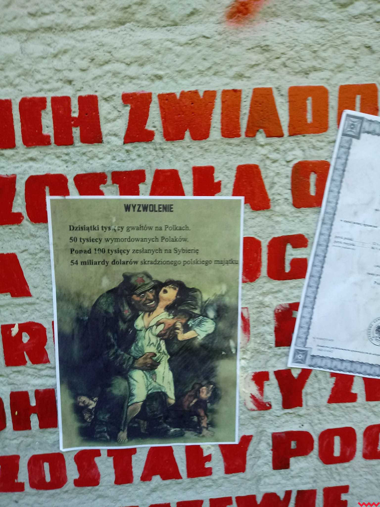 Znowu zniszczono pomnik w Sarnicach. Przylepiono też do niego „świadectwo” burmistrza