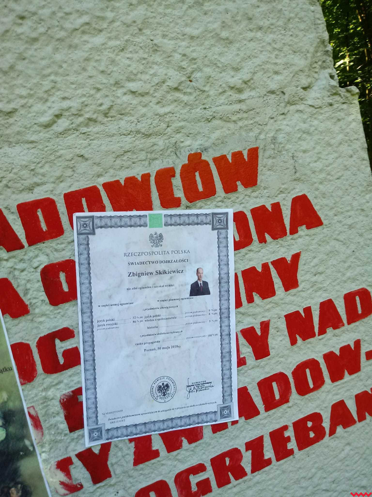 Znowu zniszczono pomnik w Sarnicach. Przylepiono też do niego „świadectwo” burmistrza