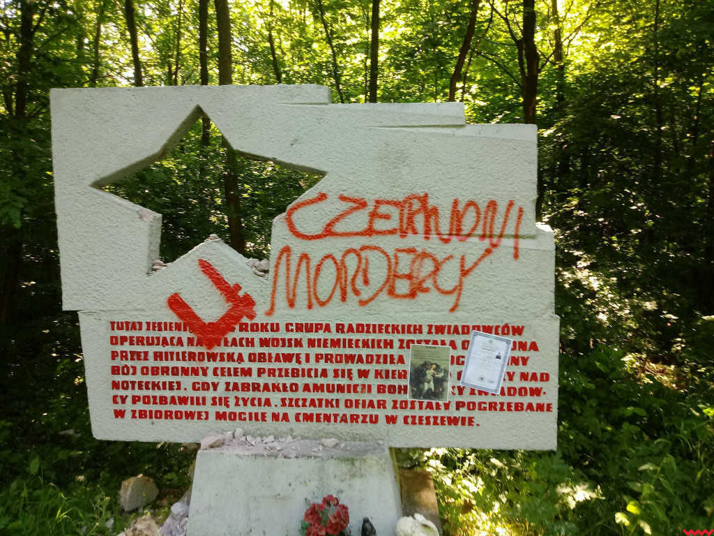 Znowu zniszczono pomnik w Sarnicach. Przylepiono też do niego „świadectwo” burmistrza