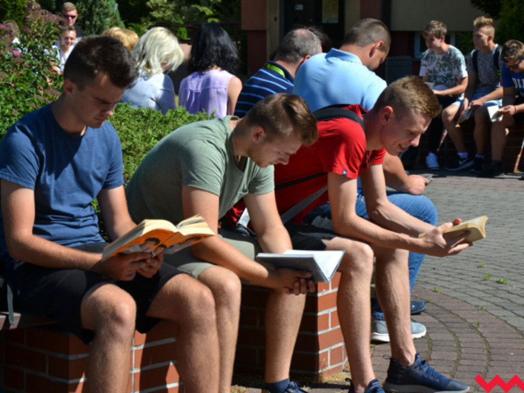 Całe ZSP chwyciło za książki w akcji „Jak nie czytam, jak czytam”