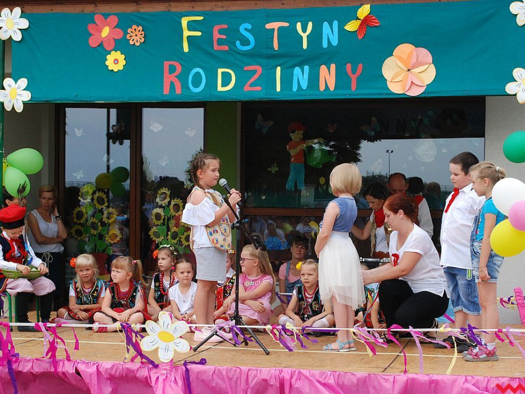 Wspólna zabawa na festynie rodzinnym w przedszkolu „Bajkowy Świat”