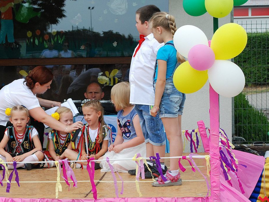 Wspólna zabawa na festynie rodzinnym w przedszkolu „Bajkowy Świat”
