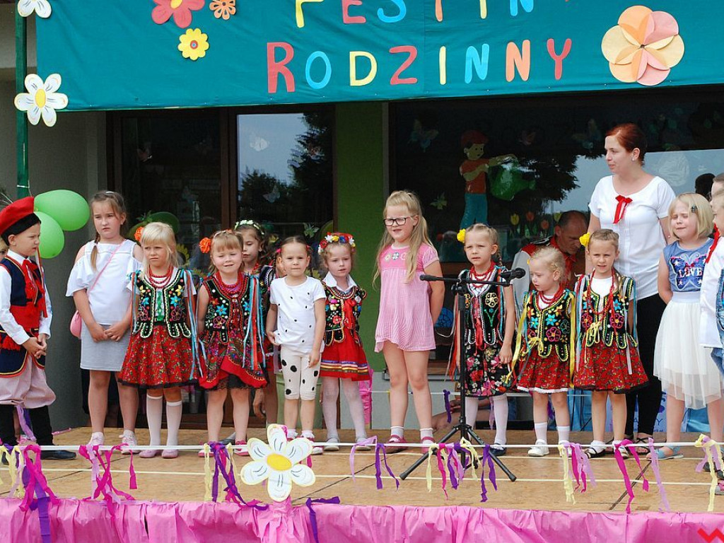 Wspólna zabawa na festynie rodzinnym w przedszkolu „Bajkowy Świat”