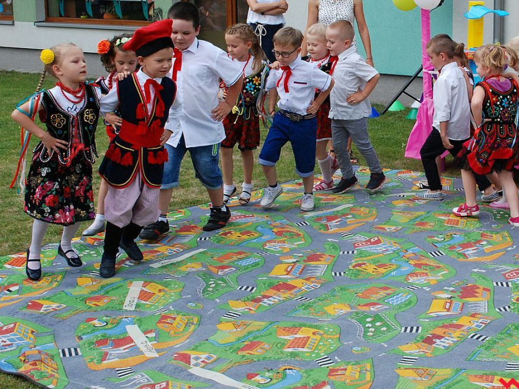 Wspólna zabawa na festynie rodzinnym w przedszkolu „Bajkowy Świat”