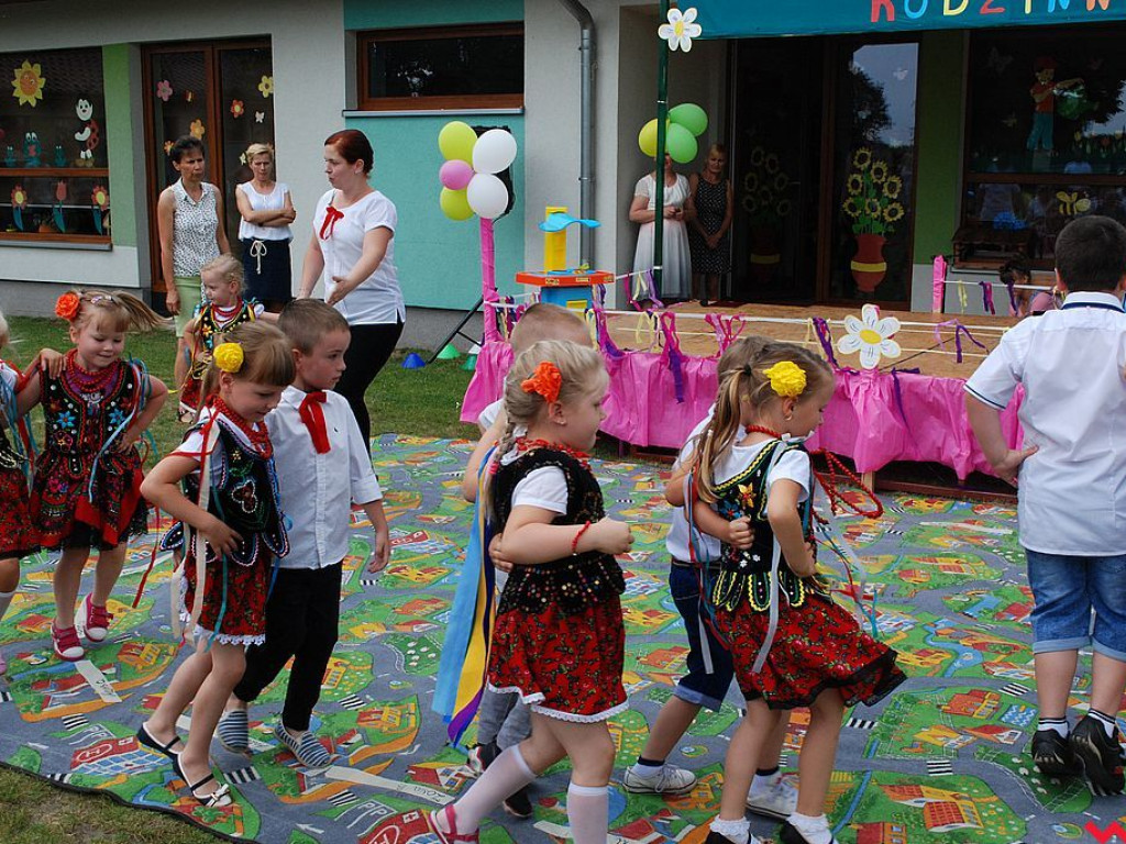 Wspólna zabawa na festynie rodzinnym w przedszkolu „Bajkowy Świat”