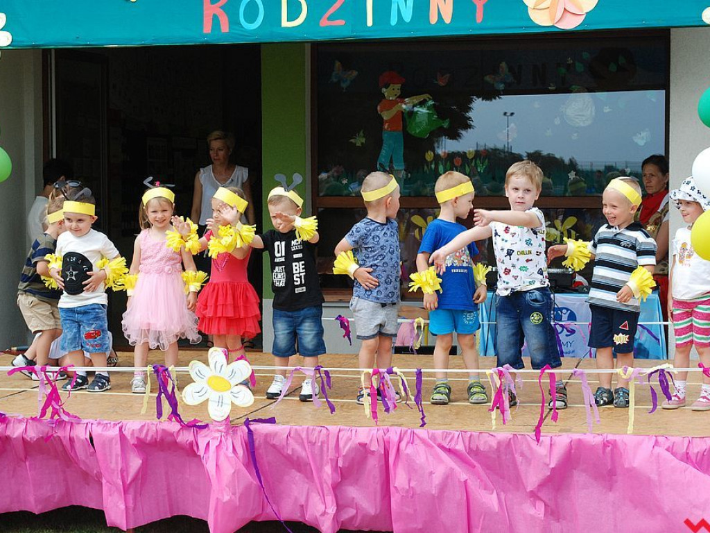 Wspólna zabawa na festynie rodzinnym w przedszkolu „Bajkowy Świat”