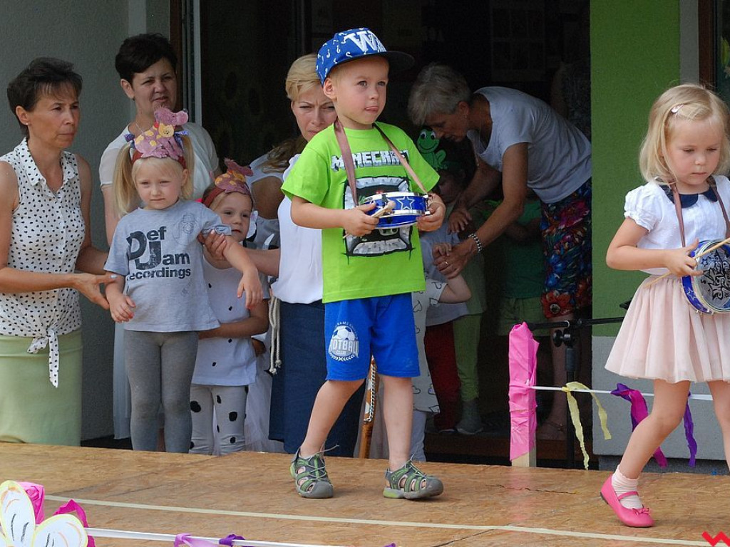 Wspólna zabawa na festynie rodzinnym w przedszkolu „Bajkowy Świat”