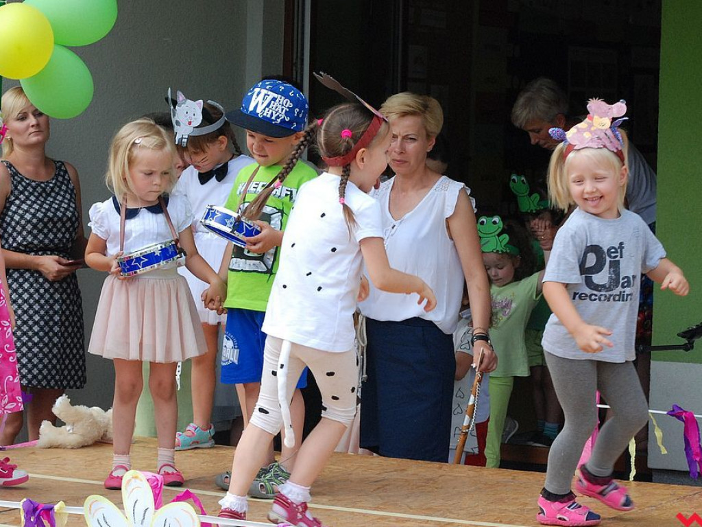 Wspólna zabawa na festynie rodzinnym w przedszkolu „Bajkowy Świat”