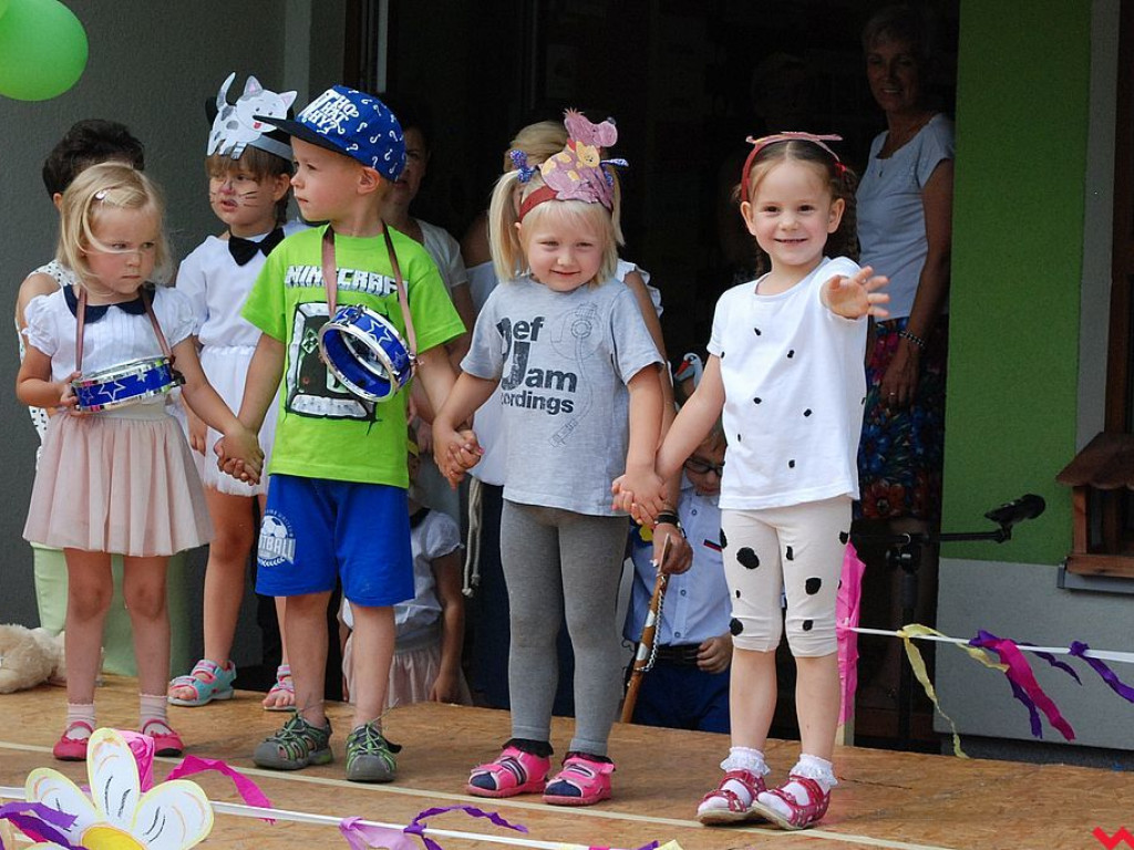 Wspólna zabawa na festynie rodzinnym w przedszkolu „Bajkowy Świat”