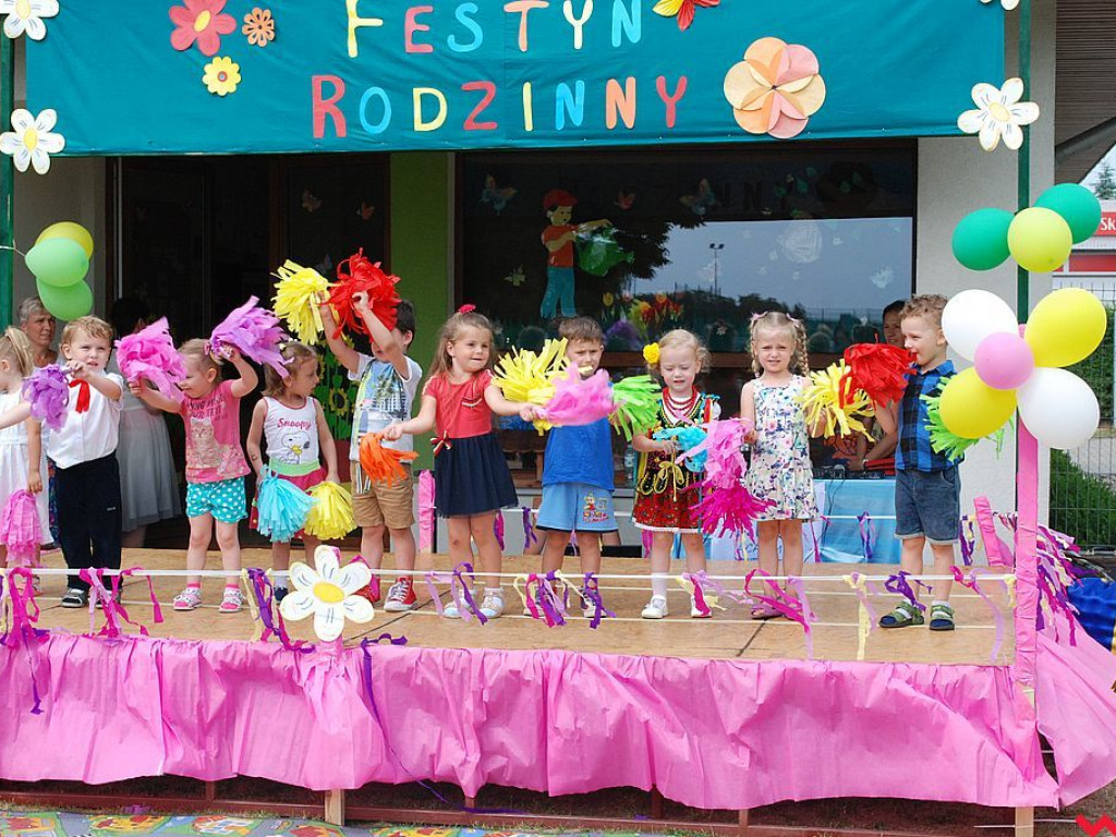 Wspólna zabawa na festynie rodzinnym w przedszkolu „Bajkowy Świat”
