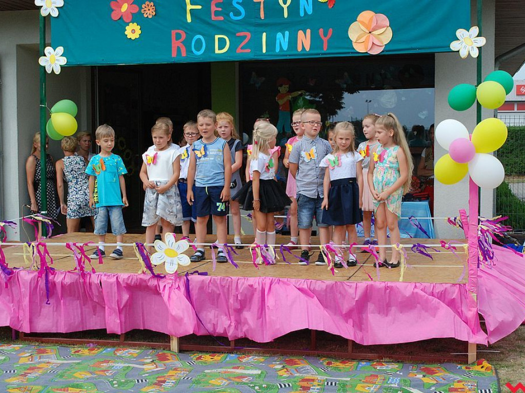 Wspólna zabawa na festynie rodzinnym w przedszkolu „Bajkowy Świat”