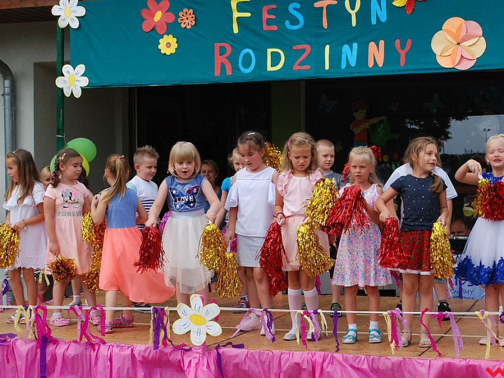 Wspólna zabawa na festynie rodzinnym w przedszkolu „Bajkowy Świat”