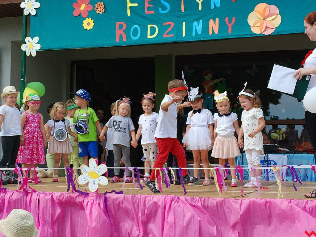 Wspólna zabawa na festynie rodzinnym w przedszkolu „Bajkowy Świat”