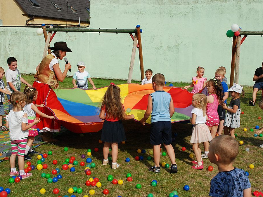 Wspólna zabawa na festynie rodzinnym w przedszkolu „Bajkowy Świat”