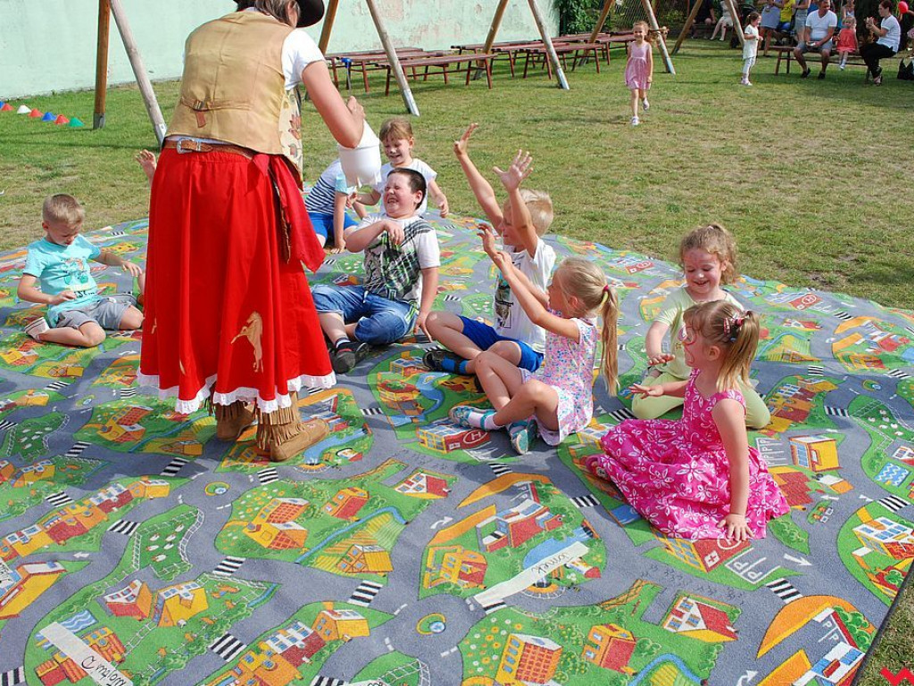Wspólna zabawa na festynie rodzinnym w przedszkolu „Bajkowy Świat”