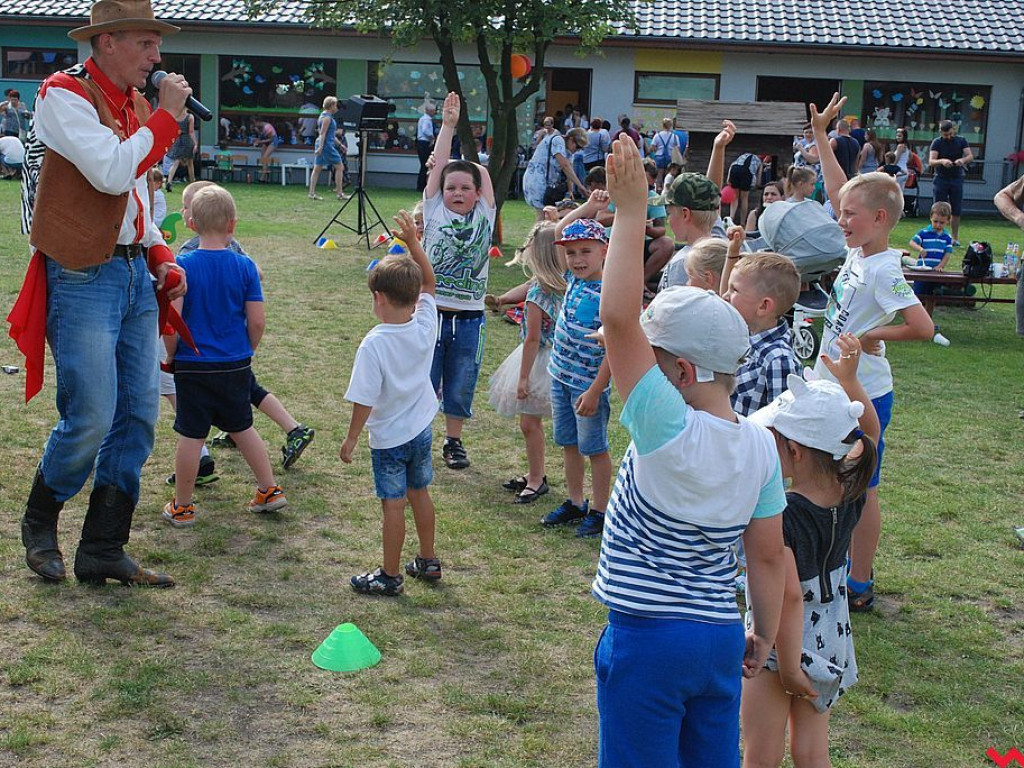 Wspólna zabawa na festynie rodzinnym w przedszkolu „Bajkowy Świat”