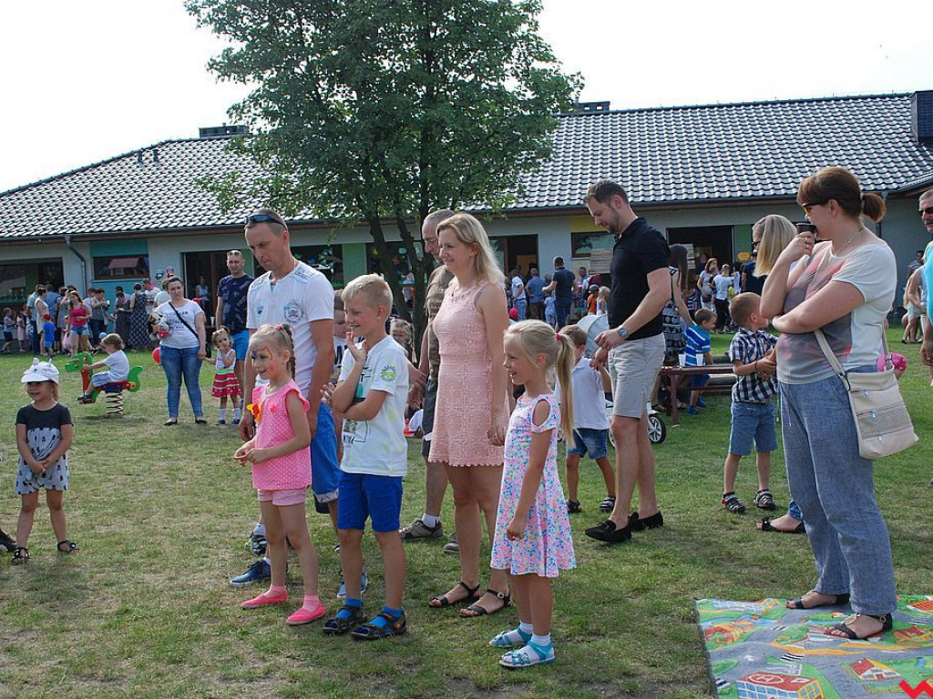 Wspólna zabawa na festynie rodzinnym w przedszkolu „Bajkowy Świat”
