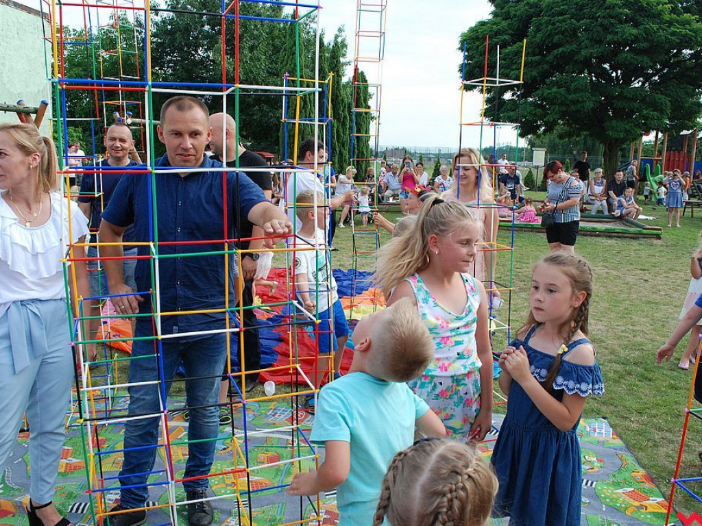 Wspólna zabawa na festynie rodzinnym w przedszkolu „Bajkowy Świat”