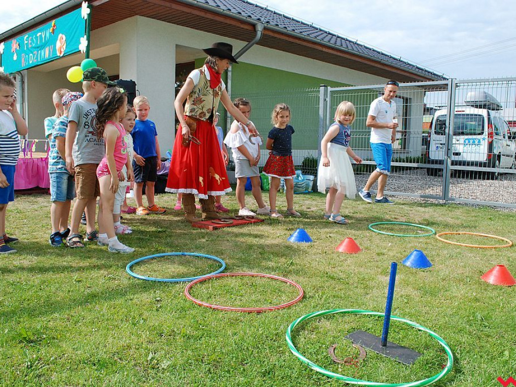 Wspólna zabawa na festynie rodzinnym w przedszkolu „Bajkowy Świat”
