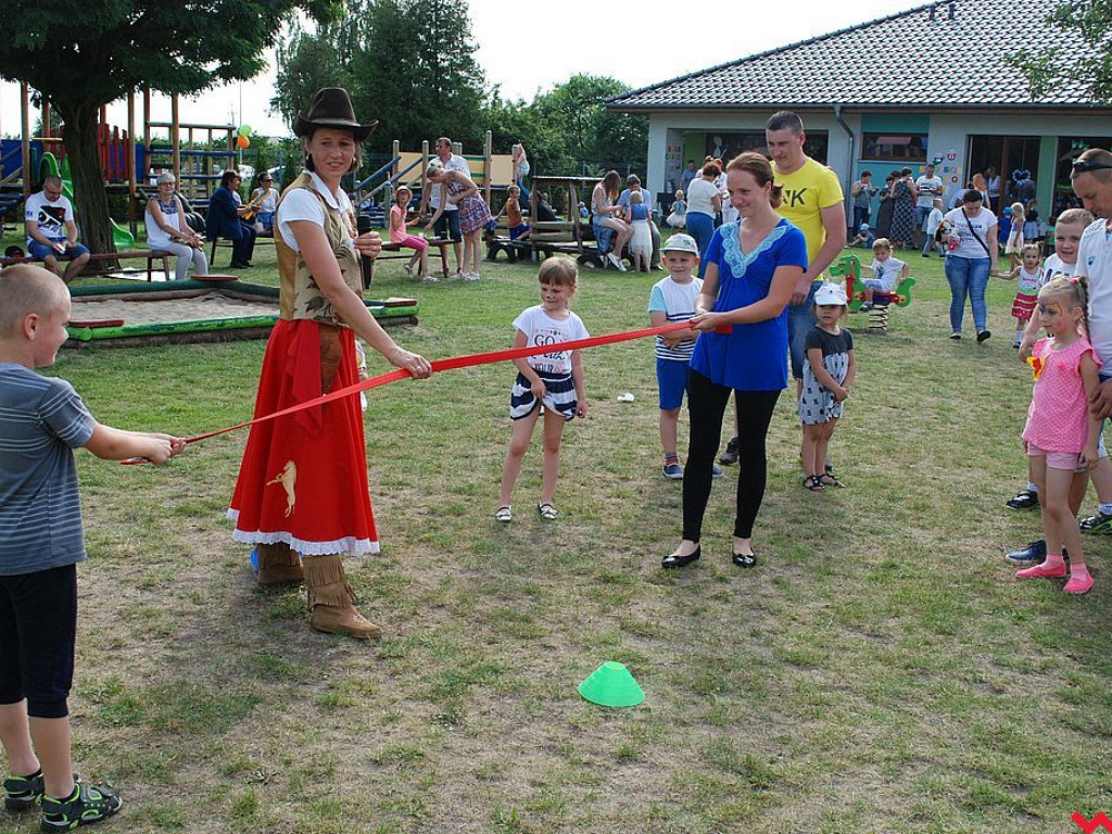 Wspólna zabawa na festynie rodzinnym w przedszkolu „Bajkowy Świat”