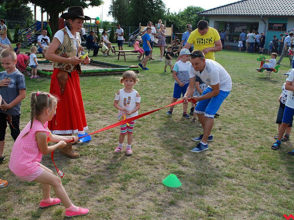 Wspólna zabawa na festynie rodzinnym w przedszkolu „Bajkowy Świat”